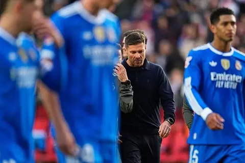 بيريز يضع خطًا أحمر.. ألونسو مستمر مع ريال مدريد حتى يناير لكن بشرط